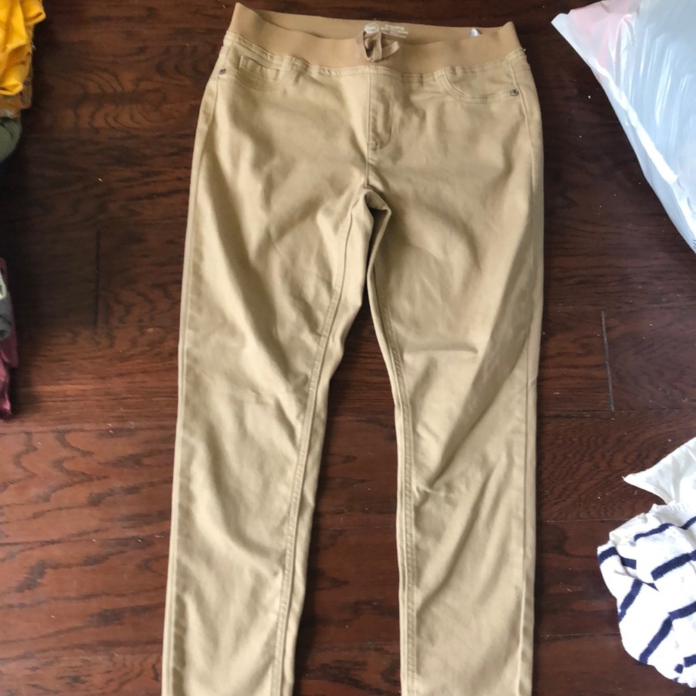 i’m selling these brown khaki pants the waist is stretchy it’s a extra-large XG